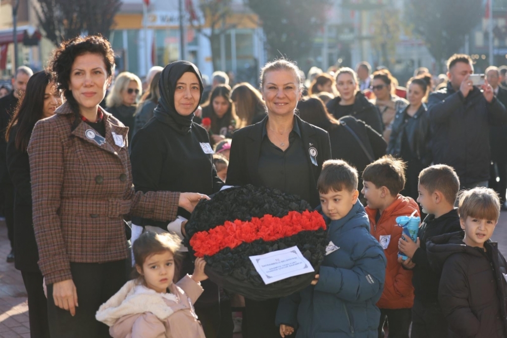 Safranbolu Belediyesi'nde İşçiler Kornalarla Minikler Karanfillerle Atatürk'ü Andı