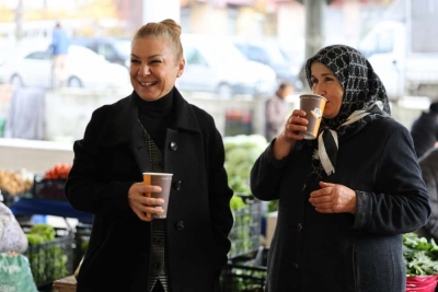 Başkan Köse Perşembe Pazarında Esnafla Çorbasını İçti, Ardından Tezgâhları Tek Tek Ziyaret Etti