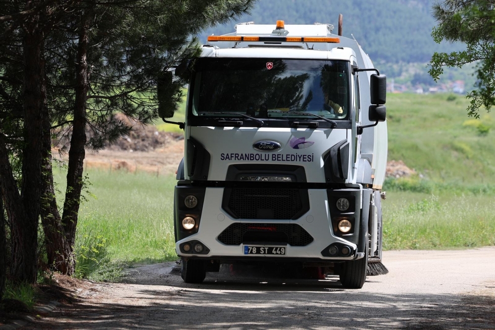 Bayram öncesi mezarlıklarda hummalı çalışma