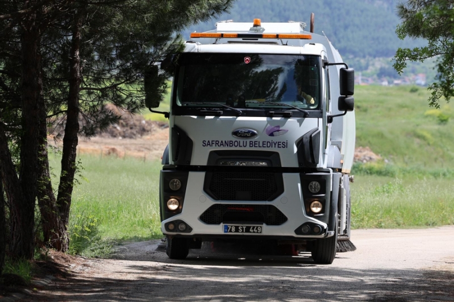 Bayram öncesi mezarlıklarda hummalı çalışma